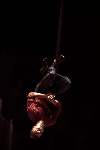 Medhi Azema, Mât chinois, 25e promotion du Centre national des arts du cirque/CNAC de Châlons-en-Champagne