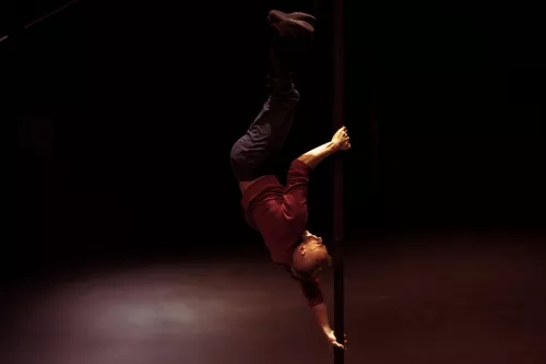 Medhi Azema, Mât chinois, 25e promotion du Centre national des arts du cirque/CNAC de Châlons-en-Champagne