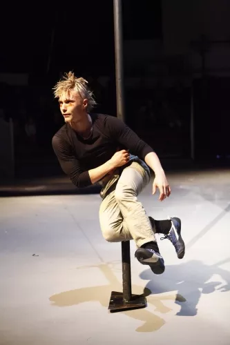 Medhi Azema, Mât chinois, 25e promotion du Centre national des arts du cirque/CNAC de Châlons-en-Champagne