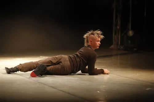 Medhi Azema, Mât chinois, 25e promotion du Centre national des arts du cirque/CNAC de Châlons-en-Champagne