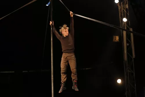 Medhi Azema, Mât chinois, 25e promotion du Centre national des arts du cirque/CNAC de Châlons-en-Champagne