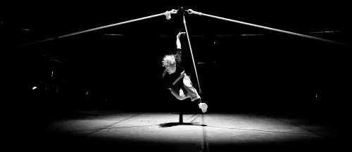 Medhi Azema, Mât chinois, 25e promotion du Centre national des arts du cirque/CNAC de Châlons-en-Champagne