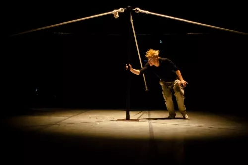 Medhi Azema, Mât chinois, 25e promotion du Centre national des arts du cirque/CNAC de Châlons-en-Champagne