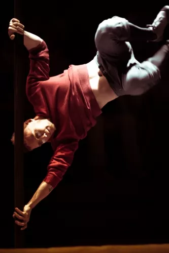 Medhi Azema, Mât chinois, 25e promotion du Centre national des arts du cirque/CNAC de Châlons-en-Champagne