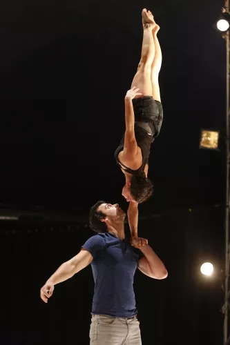 Duo Justine Berthillot et Frédéri Vernier, Portés acrobatiques, 25e promotion du Centre national des arts du cirque/CNAC de Châlons-en-Champagne