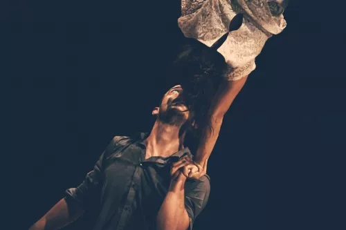 Duo Justine Berthillot et Frédéri Vernier, Portés acrobatiques, 25e promotion du Centre national des arts du cirque/CNAC de Châlons-en-Champagne