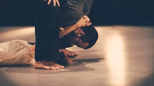 Duo Justine Berthillot et Frédéri Vernier, Portés acrobatiques, 25e promotion du Centre national des arts du cirque/CNAC de Châlons-en-Champagne