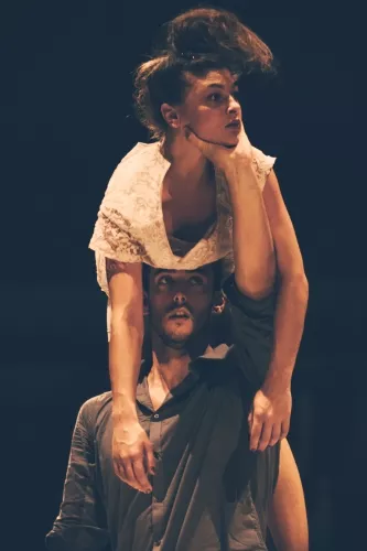 Duo Justine Berthillot et Frédéri Vernier, Portés acrobatiques, 25e promotion du Centre national des arts du cirque/CNAC de Châlons-en-Champagne