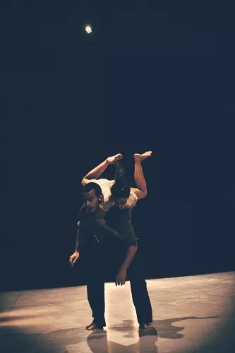 Duo Justine Berthillot et Frédéri Vernier, Portés acrobatiques, 25e promotion du Centre national des arts du cirque/CNAC de Châlons-en-Champagne