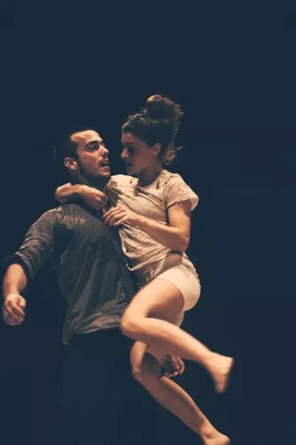 Duo Justine Berthillot et Frédéri Vernier, Portés acrobatiques, 25e promotion du Centre national des arts du cirque/CNAC de Châlons-en-Champagne