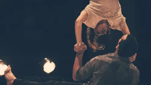 Duo Justine Berthillot et Frédéri Vernier, Portés acrobatiques, 25e promotion du Centre national des arts du cirque/CNAC de Châlons-en-Champagne