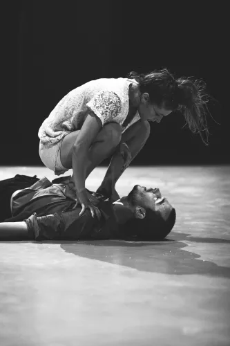 Duo Justine Berthillot et Frédéri Vernier, Portés acrobatiques, 25e promotion du Centre national des arts du cirque/CNAC de Châlons-en-Champagne