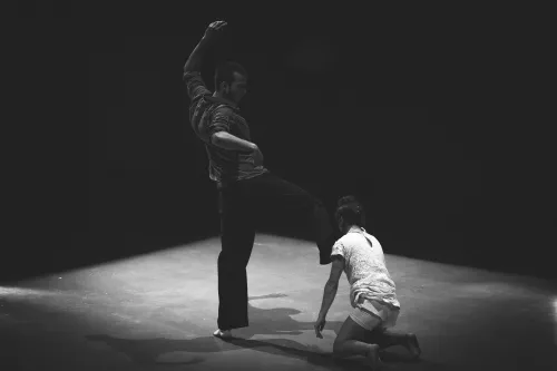 Duo Justine Berthillot et Frédéri Vernier, Portés acrobatiques, 25e promotion du Centre national des arts du cirque/CNAC de Châlons-en-Champagne