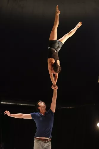 Duo Justine Berthillot et Frédéri Vernier, Portés acrobatiques, 25e promotion du Centre national des arts du cirque/CNAC de Châlons-en-Champagne