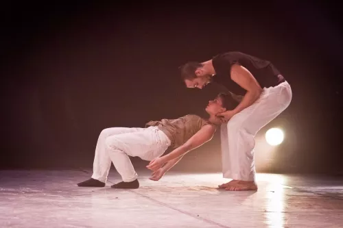 Duo Justine Berthillot et Frédéri Vernier, Portés acrobatiques, 25e promotion du Centre national des arts du cirque/CNAC de Châlons-en-Champagne