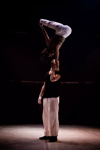 Duo Justine Berthillot et Frédéri Vernier, Portés acrobatiques, 25e promotion du Centre national des arts du cirque/CNAC de Châlons-en-Champagne