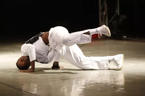 Edouard Doumbia, Acrobatie, 25e promotion du Centre national des arts du cirque/CNAC de Châlons-en-Champagne