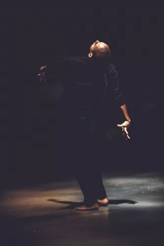 Iesu Escalente, Acrobatie, 25e promotion du Centre national des arts du cirque/CNAC de Châlons-en-Champagne