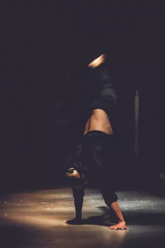 Iesu Escalente, Acrobatie, 25e promotion du Centre national des arts du cirque/CNAC de Châlons-en-Champagne