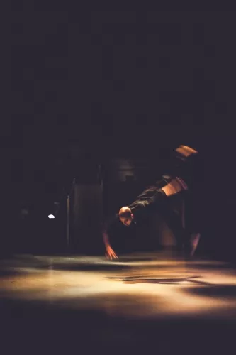 Iesu Escalente, Acrobatie, 25e promotion du Centre national des arts du cirque/CNAC de Châlons-en-Champagne