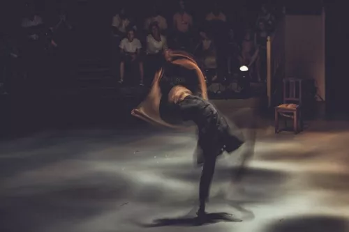 Iesu Escalente, Acrobatie, 25e promotion du Centre national des arts du cirque/CNAC de Châlons-en-Champagne