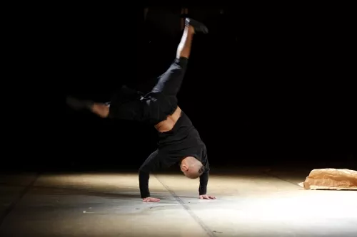 Iesu Escalente, Acrobatie, 25e promotion du Centre national des arts du cirque/CNAC de Châlons-en-Champagne