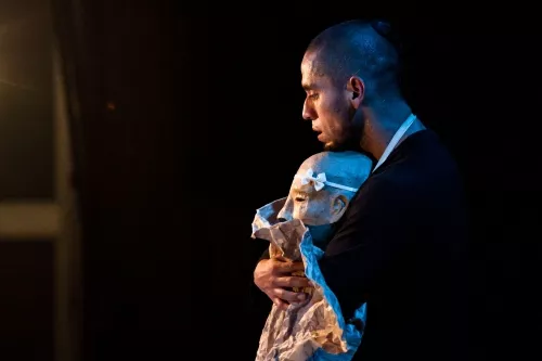 Iesu Escalente, Acrobatie, 25e promotion du Centre national des arts du cirque/CNAC de Châlons-en-Champagne