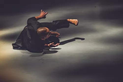 Iesu Escalente, Acrobatie, 25e promotion du Centre national des arts du cirque/CNAC de Châlons-en-Champagne