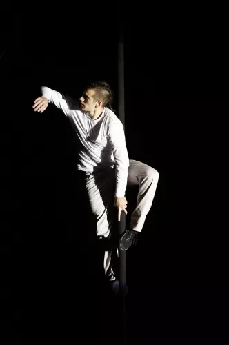 Santiago Howard, Mât chinois, 25e promotion du Centre national des arts du cirque/CNAC de Châlons-en-Champagne