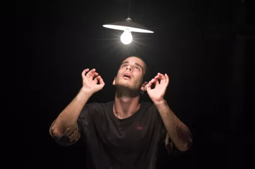 Andrés Labarca, Equilibres sur les mains, 25e promotion du Centre national des arts du cirque/CNAC de Châlons-en-Champagne