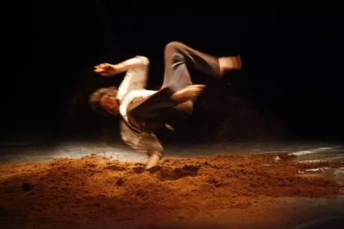 Andrés Labarca, Equilibres sur les mains, 25e promotion du Centre national des arts du cirque/CNAC de Châlons-en-Champagne