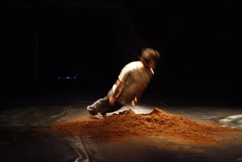 Andrés Labarca, Equilibres sur les mains, 25e promotion du Centre national des arts du cirque/CNAC de Châlons-en-Champagne