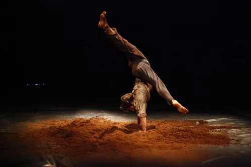 Andrés Labarca, Equilibres sur les mains, 25e promotion du Centre national des arts du cirque/CNAC de Châlons-en-Champagne