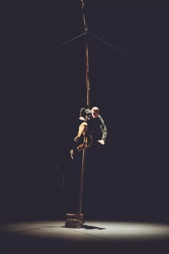 Philippe Ribeiro, Mât chinois, 25e promotion du Centre national des arts du cirque/CNAC de Châlons-en-Champagne