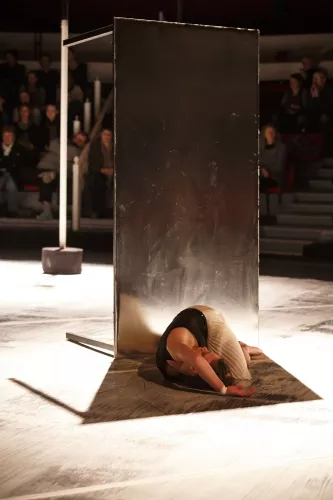 TETRAKAI, spectacle de fin d'études de la 25e promotion du Centre national des arts du cirque/CNAC de Châlons-en-Champagne, mis en scène par Christophe Huysman