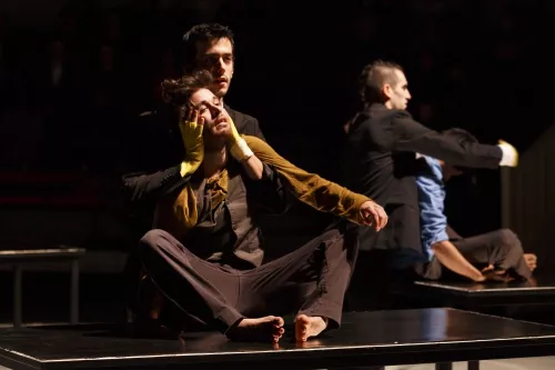 TETRAKAI, spectacle de fin d'études de la 25e promotion du Centre national des arts du cirque/CNAC de Châlons-en-Champagne, mis en scène par Christophe Huysman