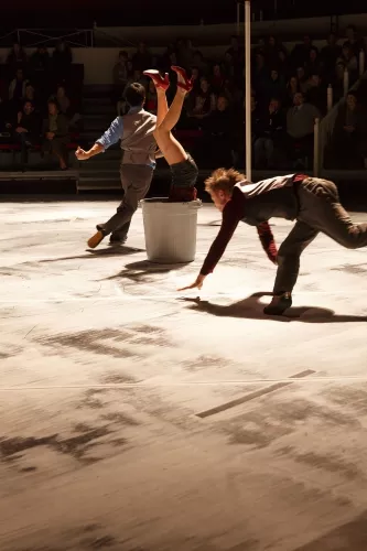 TETRAKAI, spectacle de fin d'études de la 25e promotion du Centre national des arts du cirque/CNAC de Châlons-en-Champagne, mis en scène par Christophe Huysman