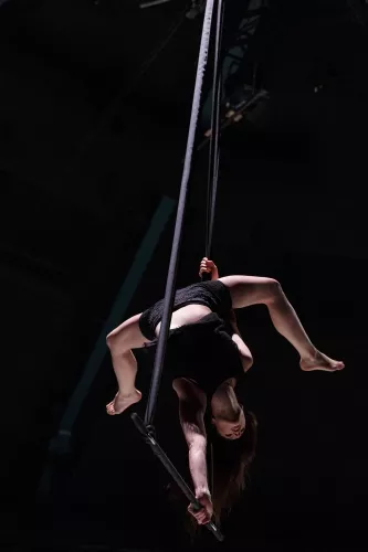 TETRAKAI, spectacle de fin d'études de la 25e promotion du Centre national des arts du cirque/CNAC de Châlons-en-Champagne, mis en scène par Christophe Huysman