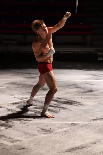 TETRAKAI, spectacle de fin d'études de la 25e promotion du Centre national des arts du cirque/CNAC de Châlons-en-Champagne, mis en scène par Christophe Huysman