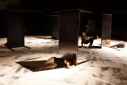 TETRAKAI, spectacle de fin d'études de la 25e promotion du Centre national des arts du cirque/CNAC de Châlons-en-Champagne, mis en scène par Christophe Huysman