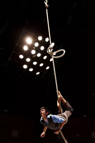 TETRAKAI, spectacle de fin d'études de la 25e promotion du Centre national des arts du cirque/CNAC de Châlons-en-Champagne, mis en scène par Christophe Huysman