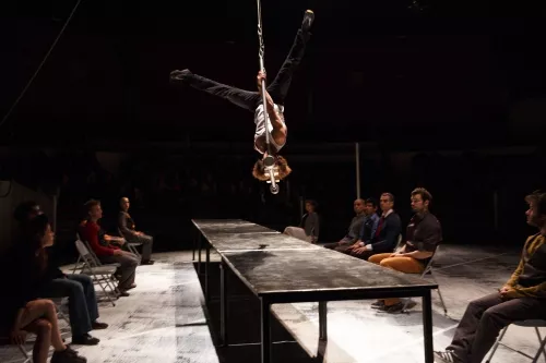 TETRAKAI, spectacle de fin d'études de la 25e promotion du Centre national des arts du cirque/CNAC de Châlons-en-Champagne, mis en scène par Christophe Huysman