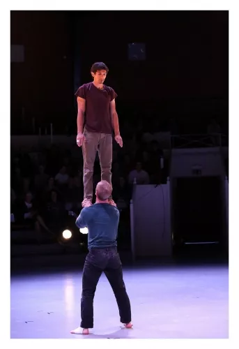 Luis Miguel Cajiao Oviedo, Jonathan Charlet, Main à main, portés acrobatiques, 26e promotion du Centre national des arts du cirque/CNAC de Châlons-en-Champagne