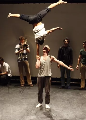 Luis Miguel Cajiao Oviedo, Jonathan Charlet, Main à main, portés acrobatiques, 26e promotion du Centre national des arts du cirque/CNAC de Châlons-en-Champagne