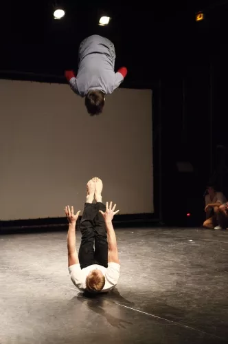 Luis Miguel Cajiao Oviedo, Jonathan Charlet, Main à main, portés acrobatiques, 26e promotion du Centre national des arts du cirque/CNAC de Châlons-en-Champagne