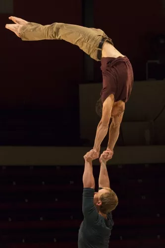 Luis Miguel Cajiao Oviedo, Jonathan Charlet, Main à main, portés acrobatiques, 26e promotion du Centre national des arts du cirque/CNAC de Châlons-en-Champagne
