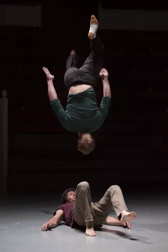 Luis Miguel Cajiao Oviedo, Jonathan Charlet, Main à main, portés acrobatiques, 26e promotion du Centre national des arts du cirque/CNAC de Châlons-en-Champagne