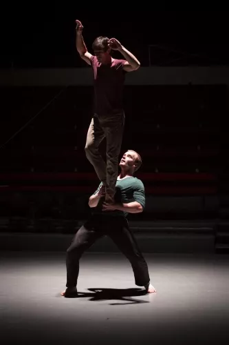 Luis Miguel Cajiao Oviedo, Jonathan Charlet, Main à main, portés acrobatiques, 26e promotion du Centre national des arts du cirque/CNAC de Châlons-en-Champagne