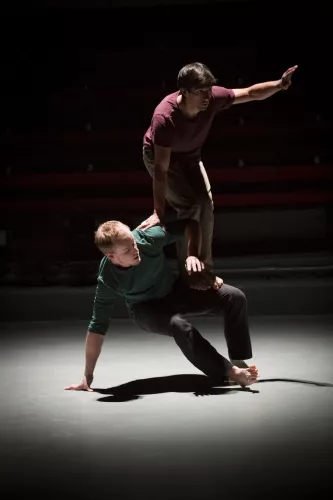 Luis Miguel Cajiao Oviedo, Jonathan Charlet, Main à main, portés acrobatiques, 26e promotion du Centre national des arts du cirque/CNAC de Châlons-en-Champagne