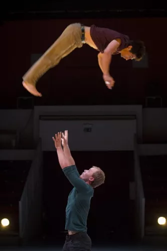 Luis Miguel Cajiao Oviedo, Jonathan Charlet, Main à main, portés acrobatiques, 26e promotion du Centre national des arts du cirque/CNAC de Châlons-en-Champagne